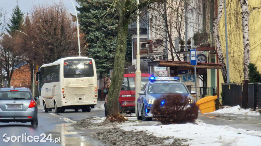 Autobus przejechał mężczyźnie rękę na ul. Bieckiej (24.01)
