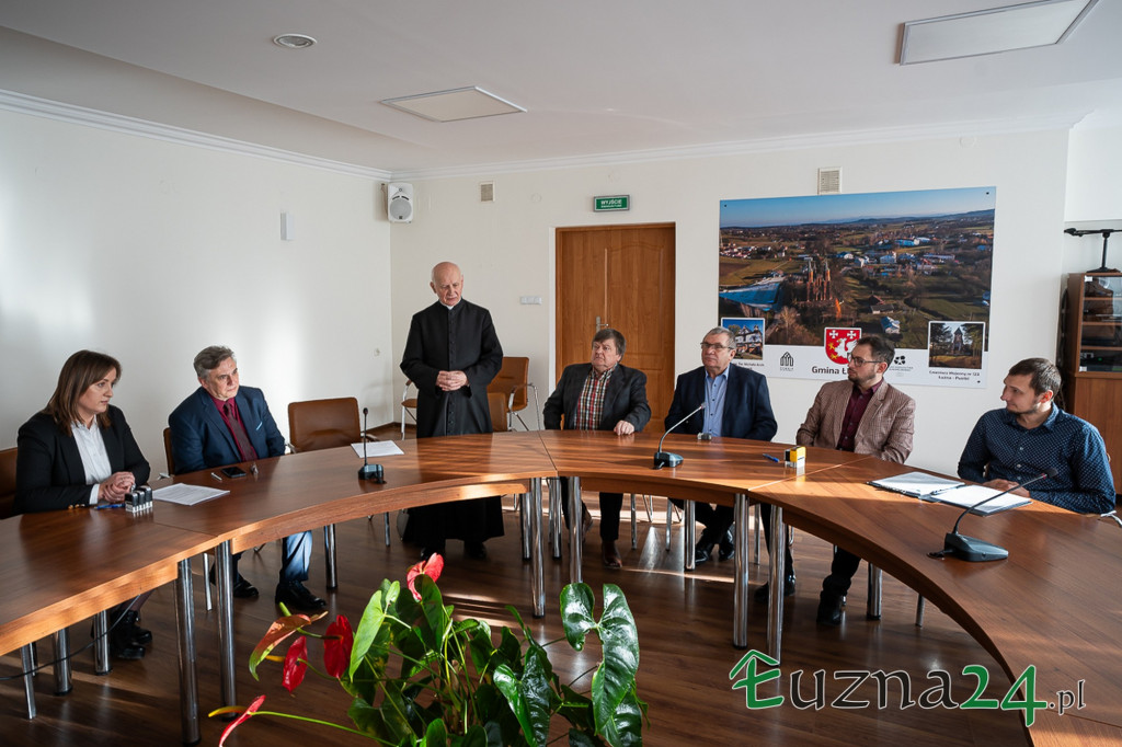 Umowa na modernizację kościoła w Łużnej (6.02)