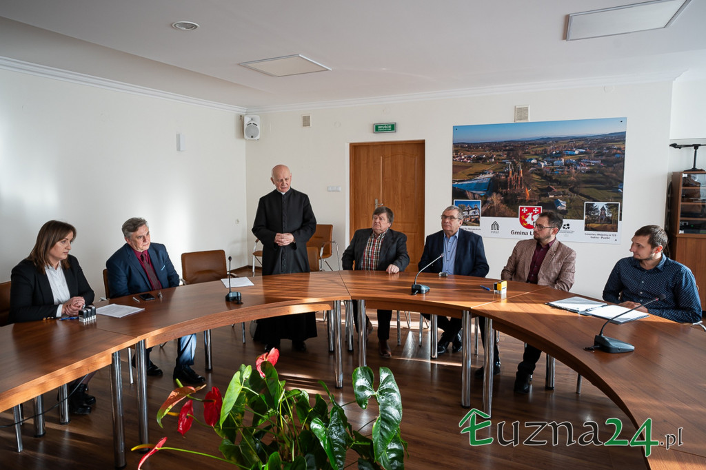 Umowa na modernizację kościoła w Łużnej (6.02)