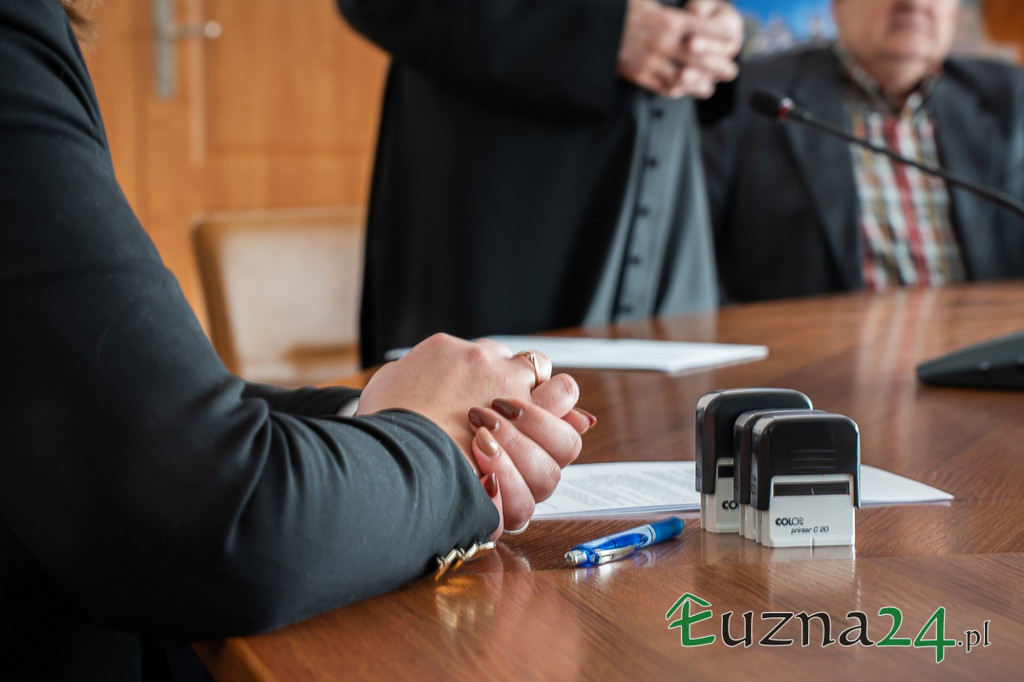 Umowa na modernizację kościoła w Łużnej (6.02)