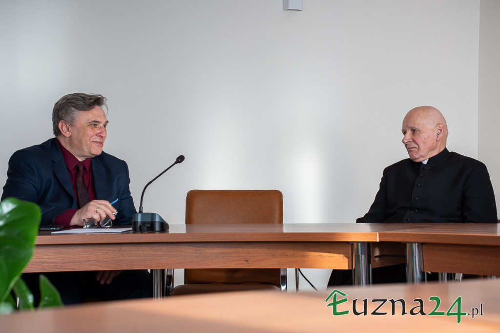 Umowa na modernizację kościoła w Łużnej (6.02)