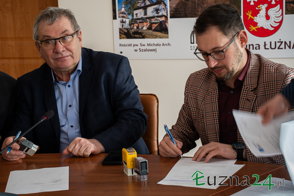 Umowa na modernizację kościoła w Łużnej (6.02)