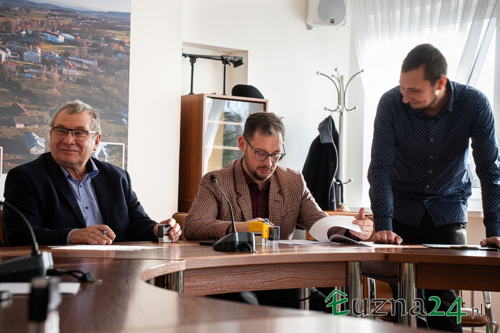 Umowa na modernizację kościoła w Łużnej (6.02)