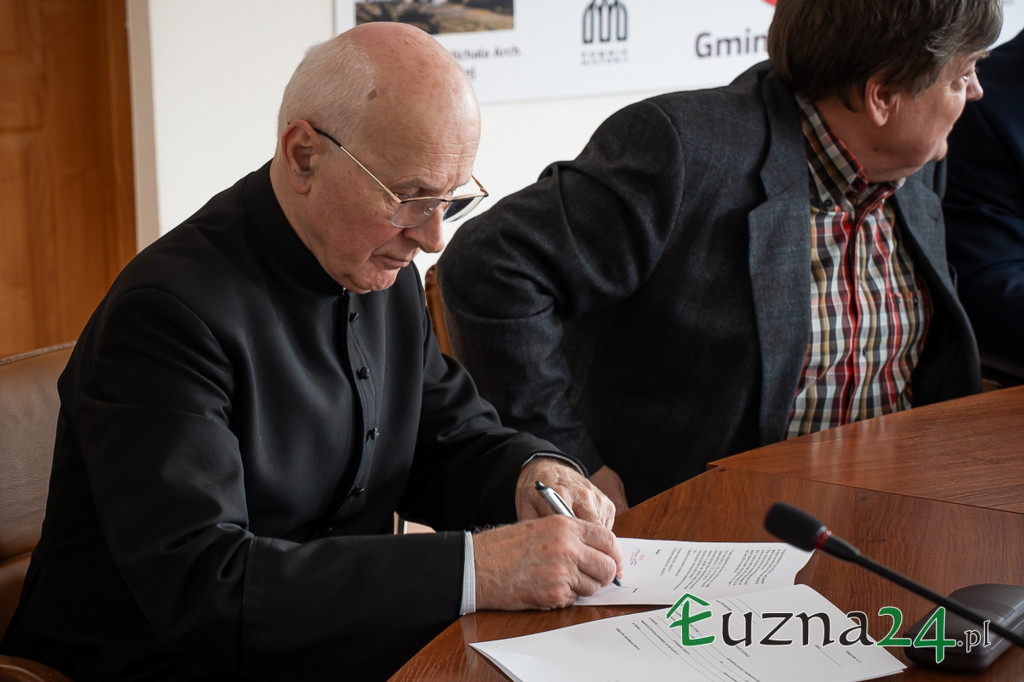 Umowa na modernizację kościoła w Łużnej (6.02)