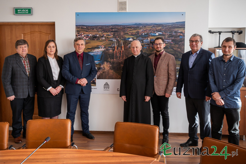 Umowa na modernizację kościoła w Łużnej (6.02)