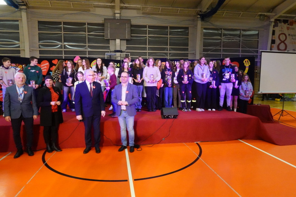 Uczniowie SP Stróżna Wolontariuszami 32 Finału WOŚP