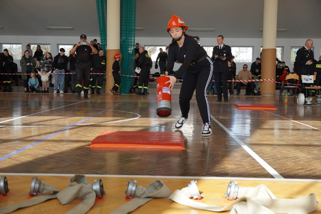 Powiatowe Halowe Młodzieżowe Zawody Sportowo Pożarnicze w Brunarach