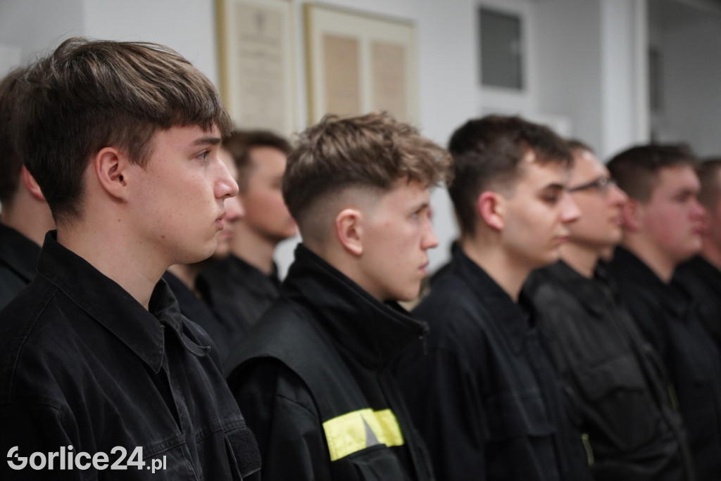 Przyrzeczenie 28 nowych druhen i druhów OSP (04.03.)