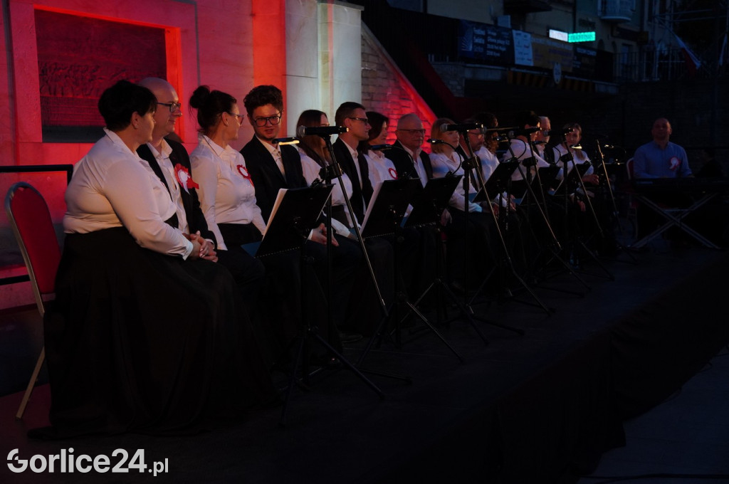 Patriotyczne śpiewanie i Mapping 3D na Ratuszu (01.05.)