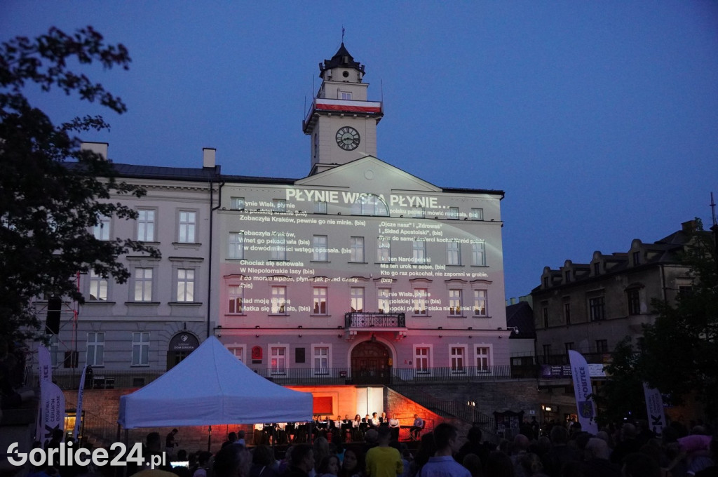 Patriotyczne śpiewanie i Mapping 3D na Ratuszu (01.05.)