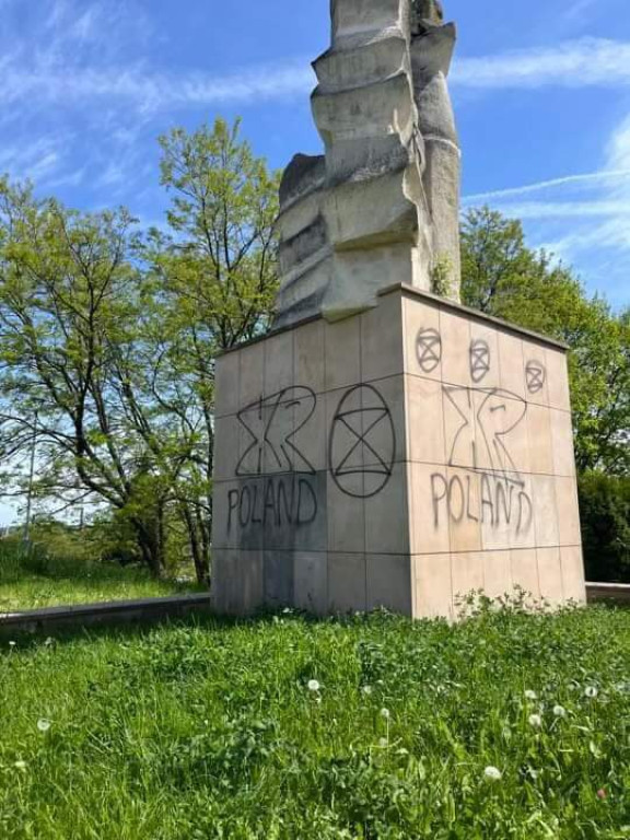 Wandalizm na Pomniku Bohaterów