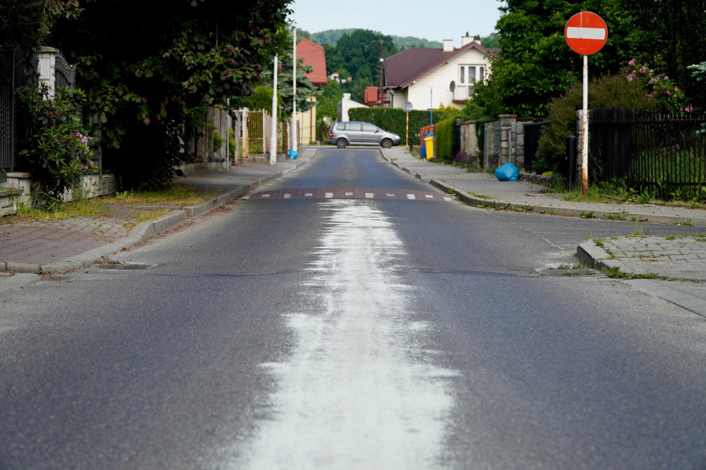Próg zwalniający na ulicy Broniewskiego