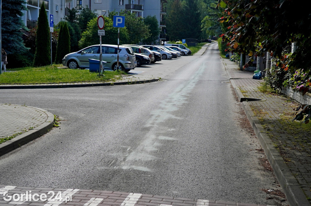 Próg zwalniający na ulicy Broniewskiego