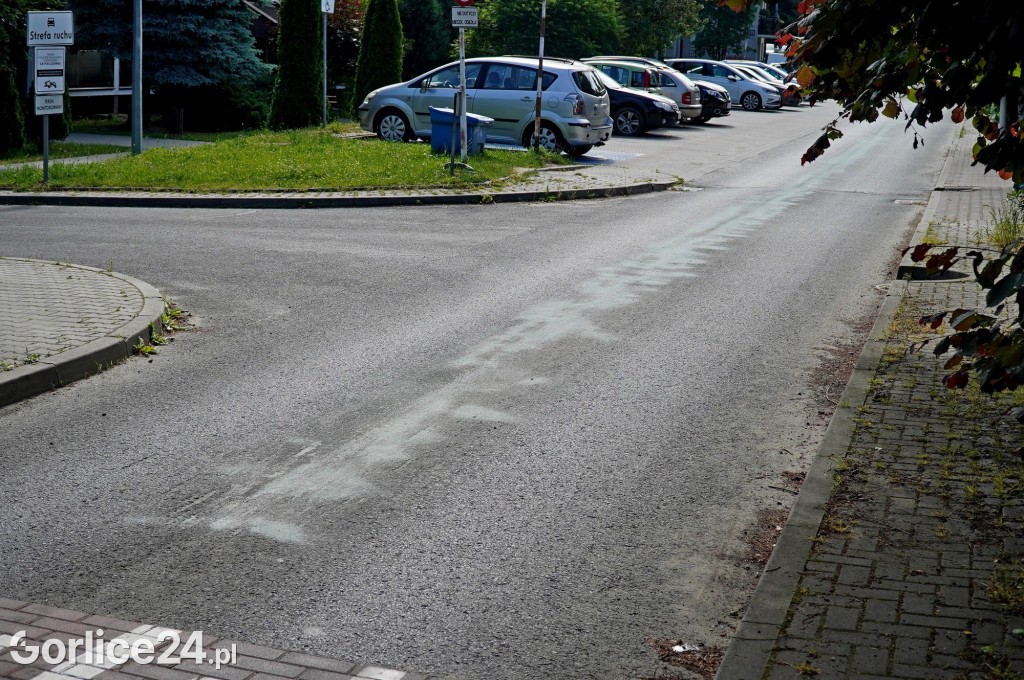 Próg zwalniający na ulicy Broniewskiego