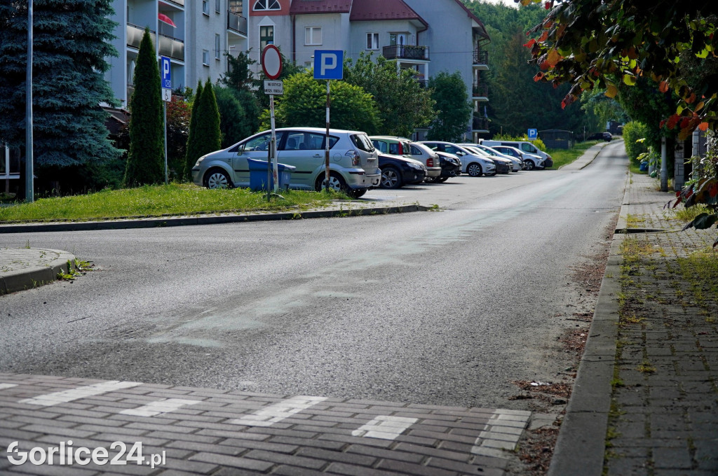 Próg zwalniający na ulicy Broniewskiego