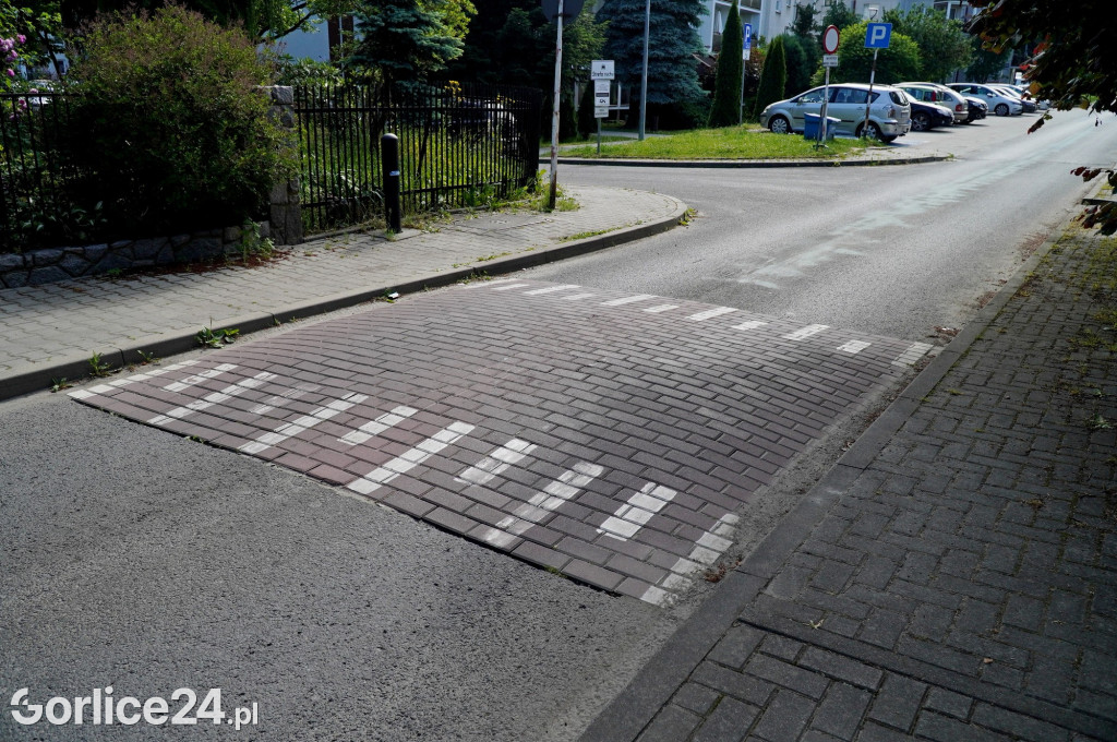 Próg zwalniający na ulicy Broniewskiego