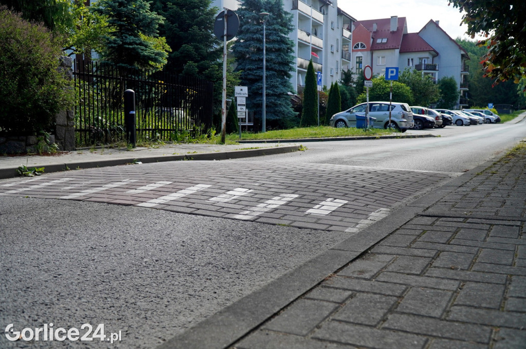 Próg zwalniający na ulicy Broniewskiego