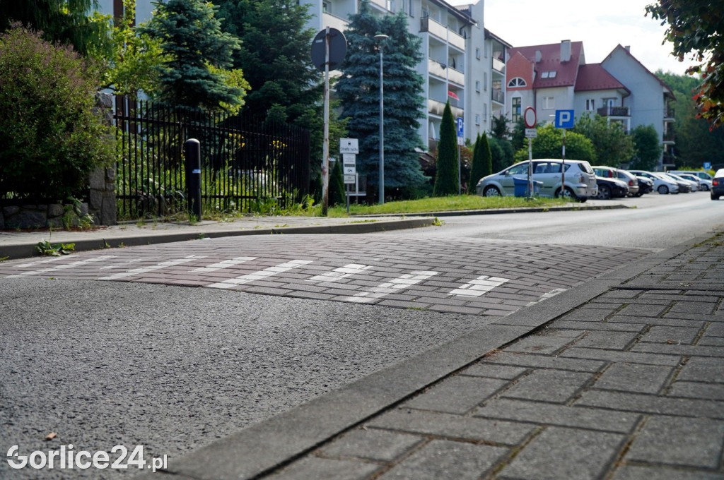 Próg zwalniający na ulicy Broniewskiego