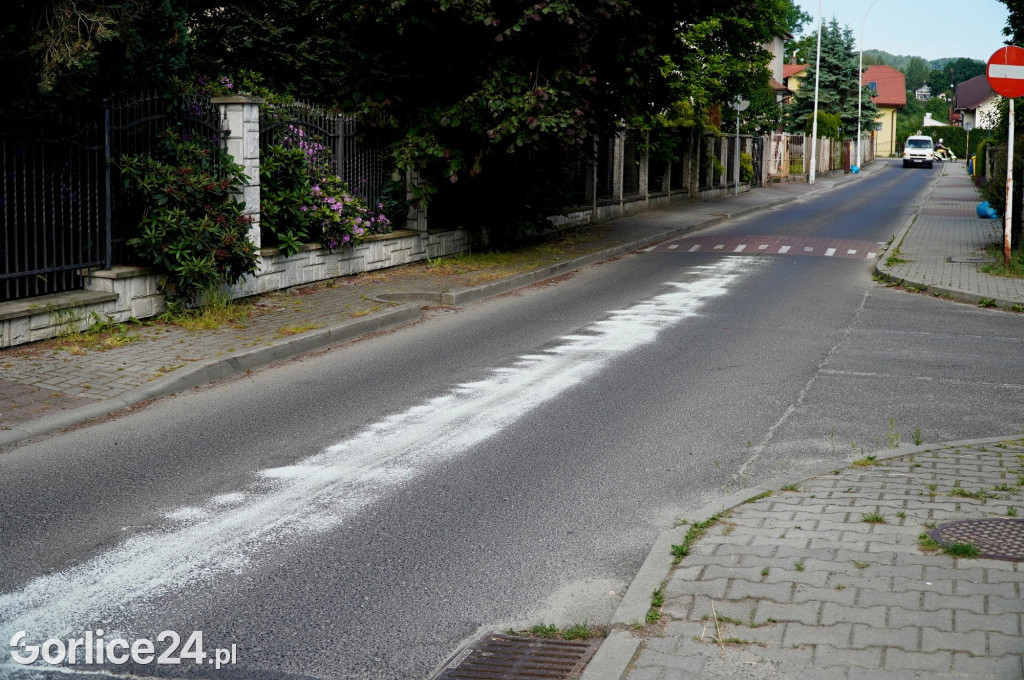 Próg zwalniający na ulicy Broniewskiego