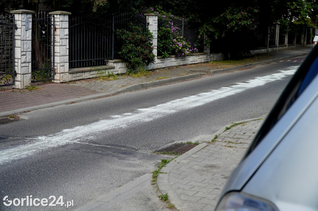 Próg zwalniający na ulicy Broniewskiego