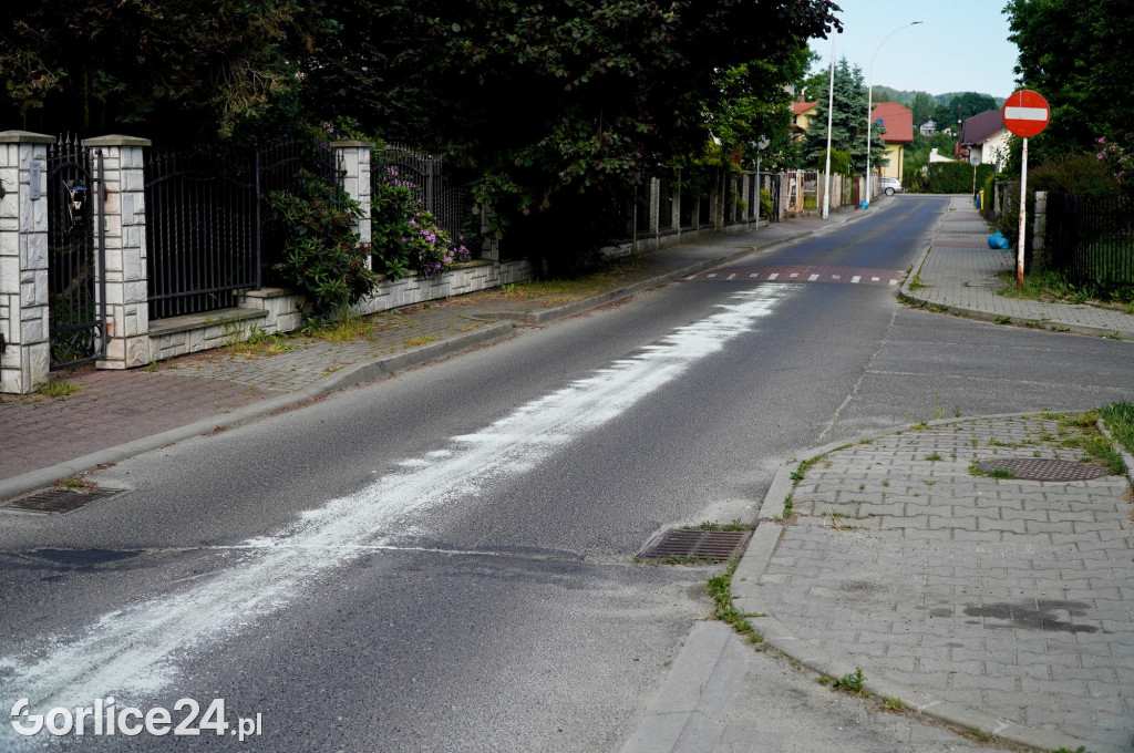 Próg zwalniający na ulicy Broniewskiego