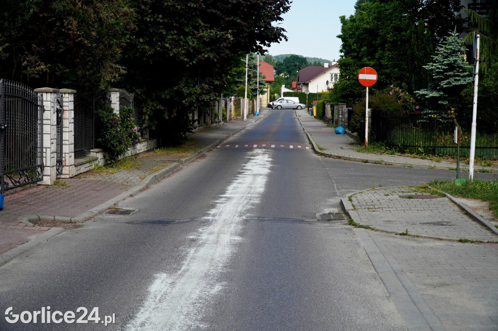 Próg zwalniający na ulicy Broniewskiego