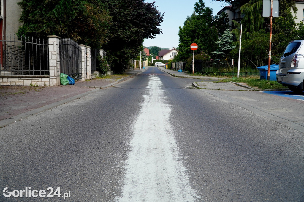 Próg zwalniający na ulicy Broniewskiego