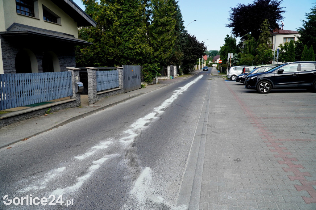 Próg zwalniający na ulicy Broniewskiego