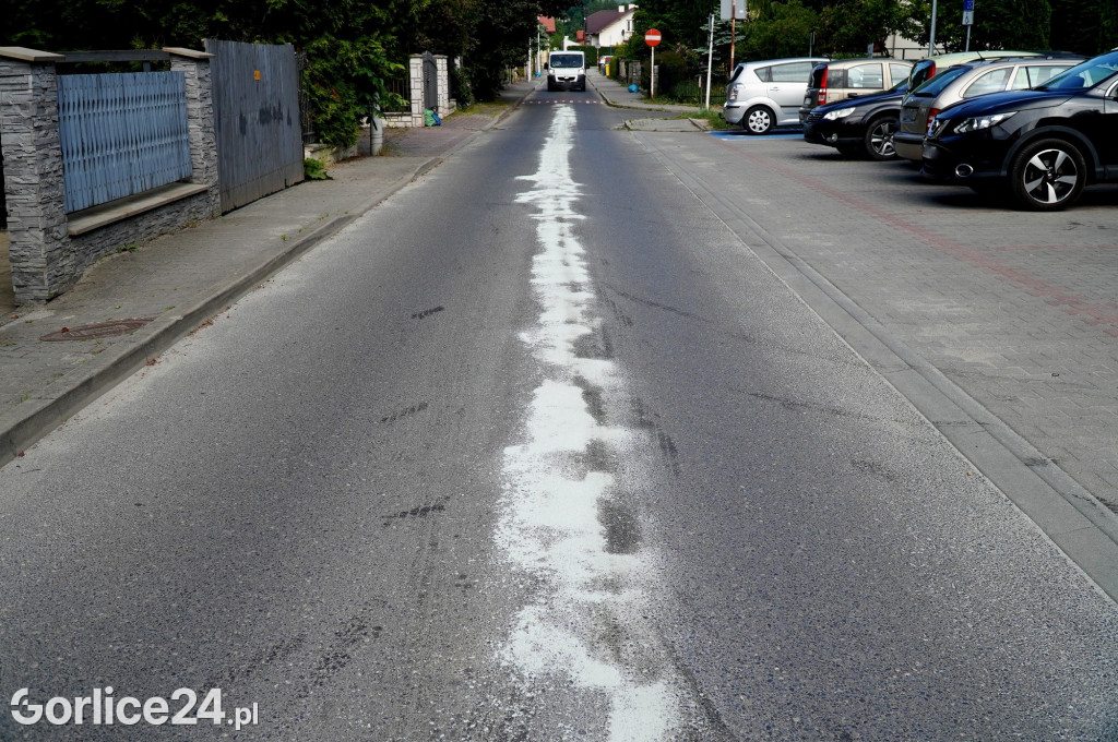 Próg zwalniający na ulicy Broniewskiego
