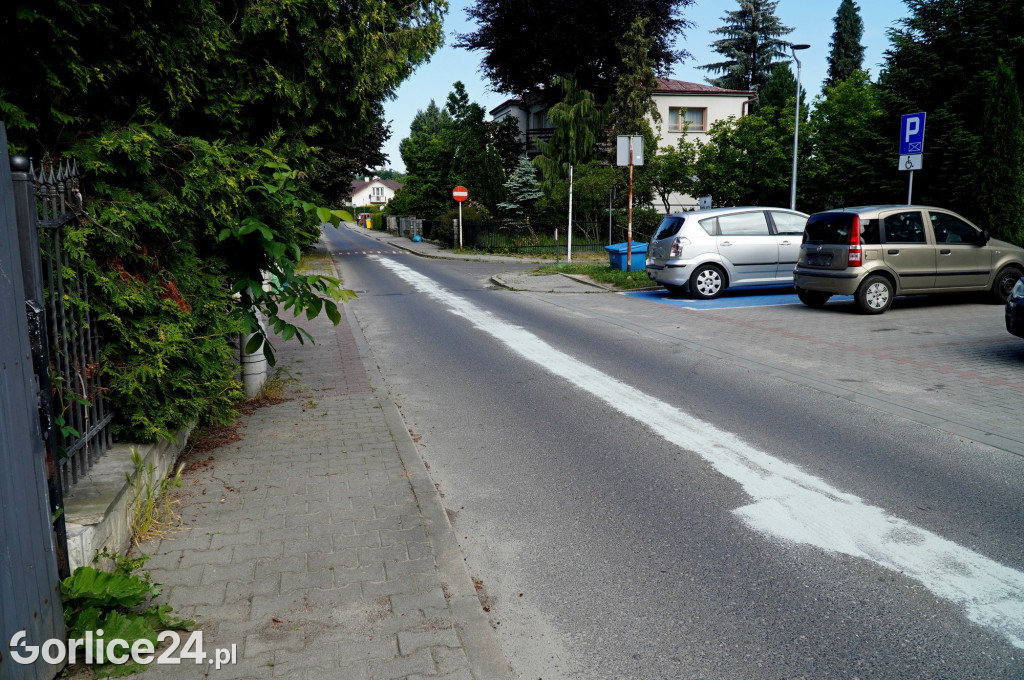 Próg zwalniający na ulicy Broniewskiego