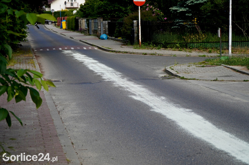 Próg zwalniający na ulicy Broniewskiego
