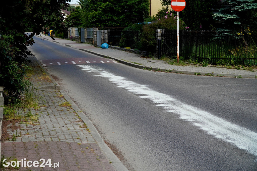 Próg zwalniający na ulicy Broniewskiego
