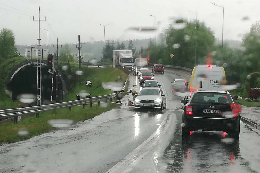 Zalana droga przed wiaduktem w Bobowej