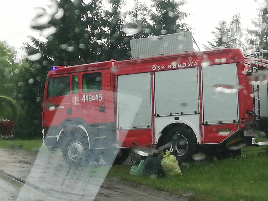 Zalana droga przed wiaduktem w Bobowej