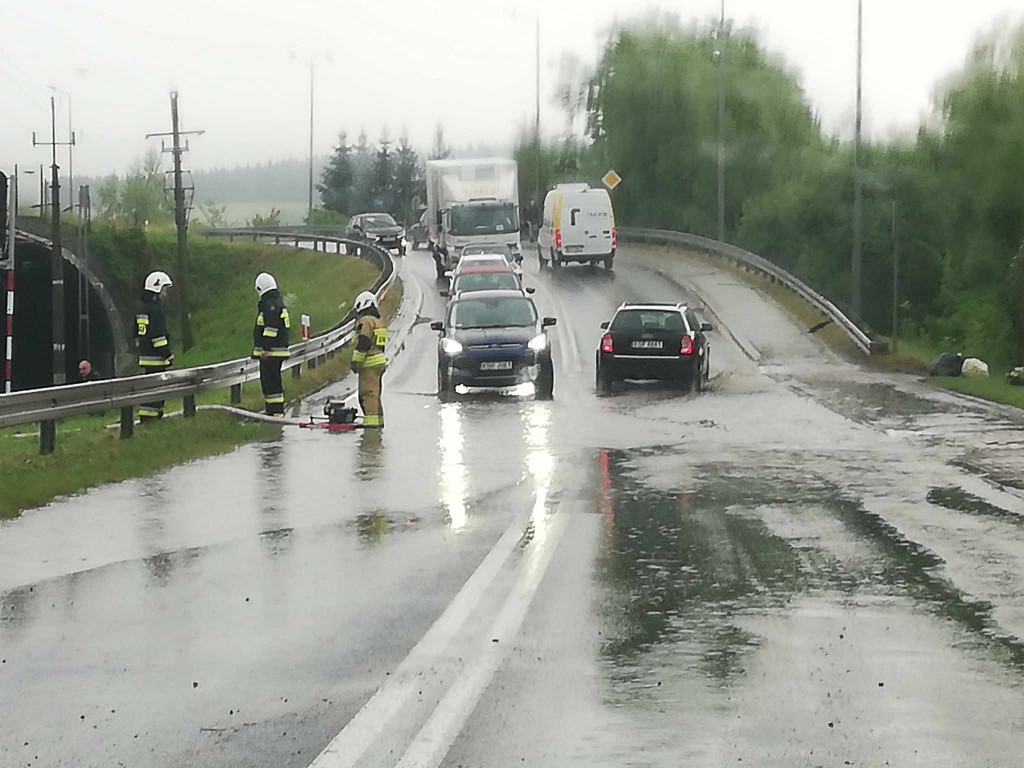 Zalana droga przed wiaduktem w Bobowej