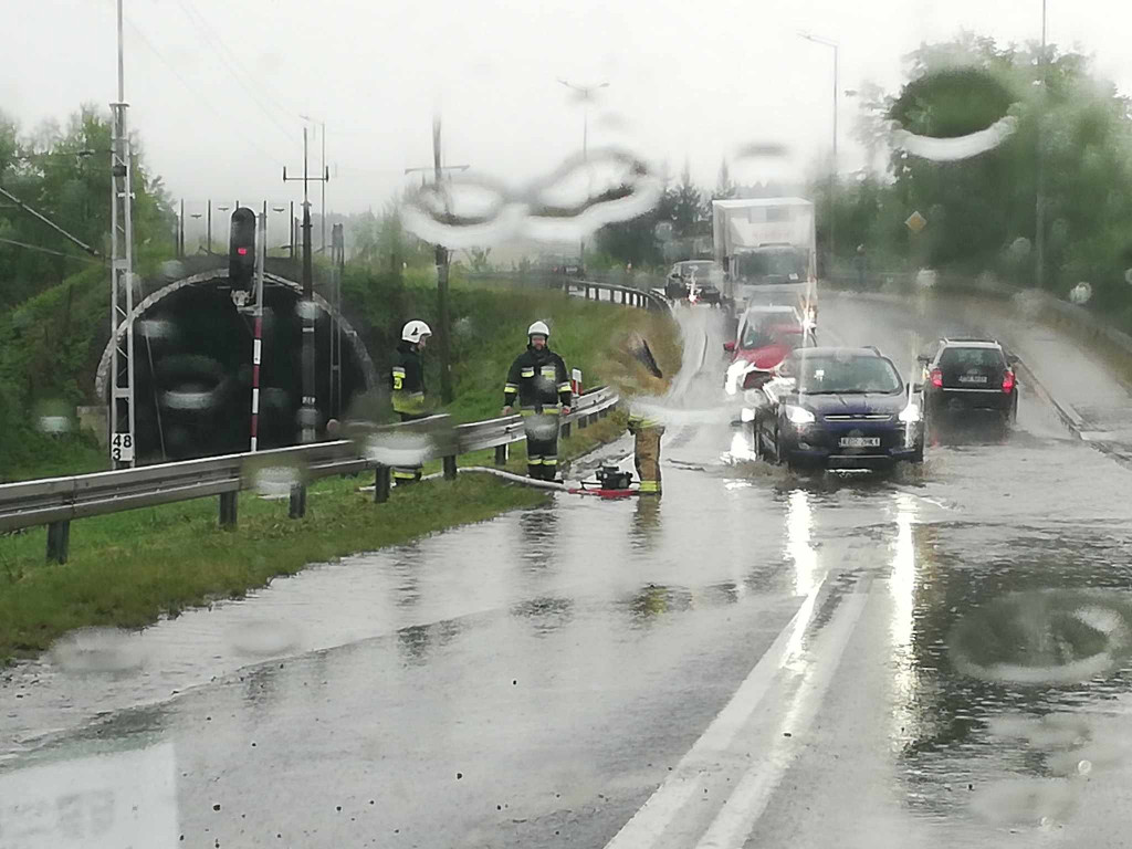 Zalana droga przed wiaduktem w Bobowej