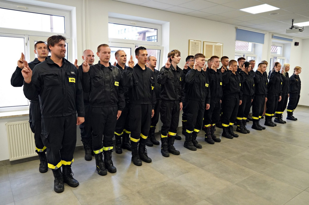 Przyrzeczenie 25 nowych druhen i druhów OSP