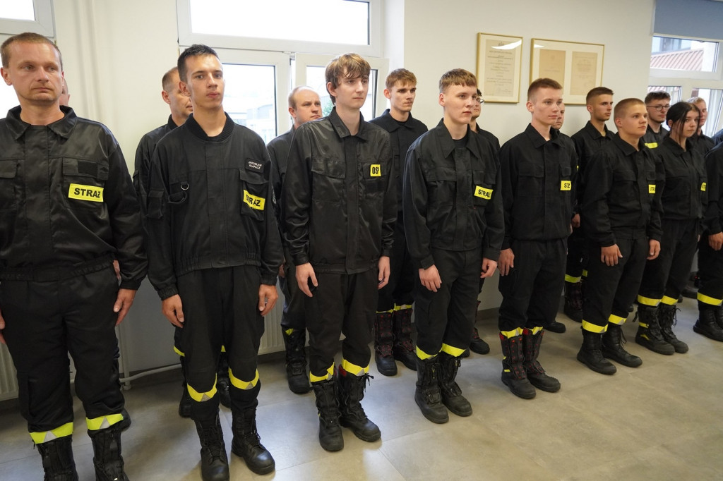 Przyrzeczenie 25 nowych druhen i druhów OSP