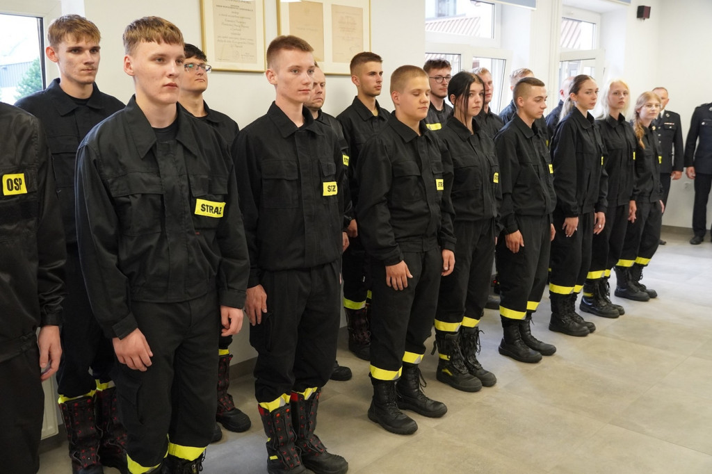 Przyrzeczenie 25 nowych druhen i druhów OSP