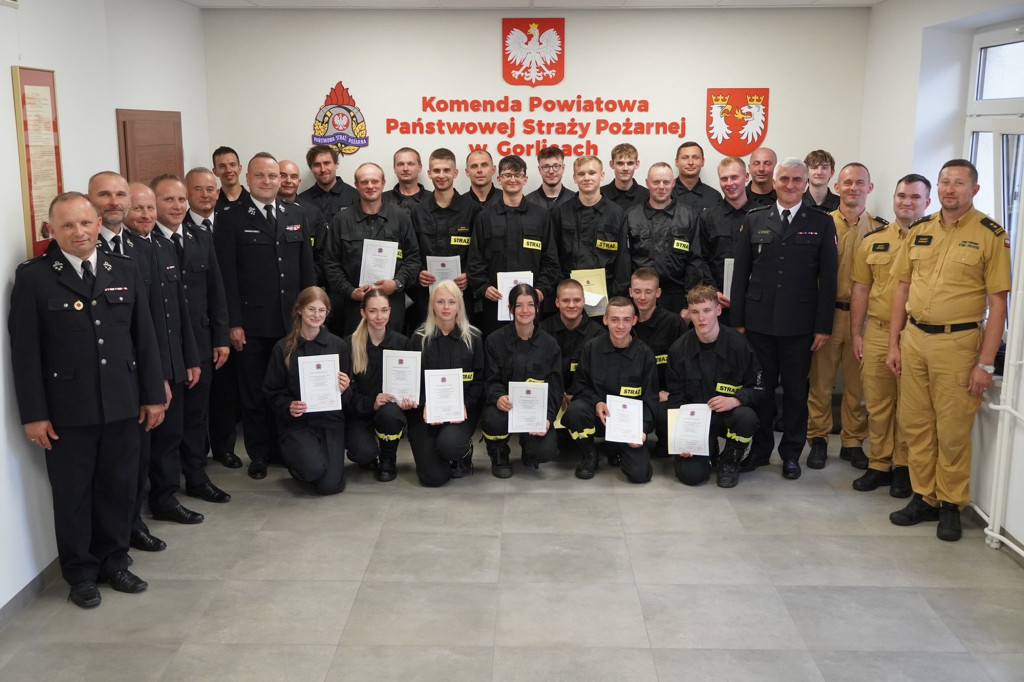 Przyrzeczenie 25 nowych druhen i druhów OSP