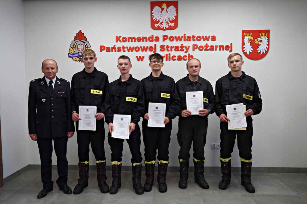 Przyrzeczenie 25 nowych druhen i druhów OSP