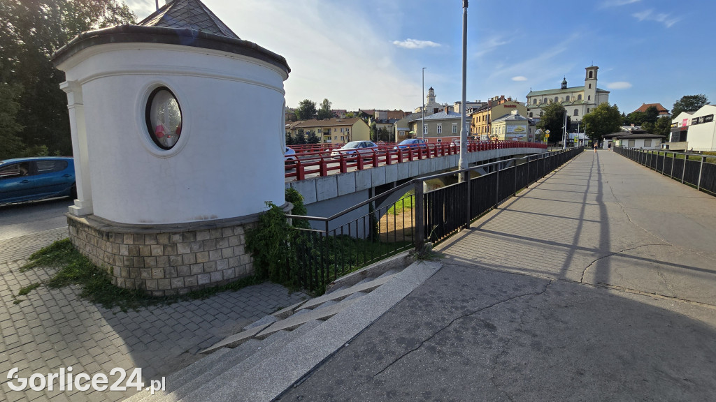 Schody na kładkę pieszą nad Ropą