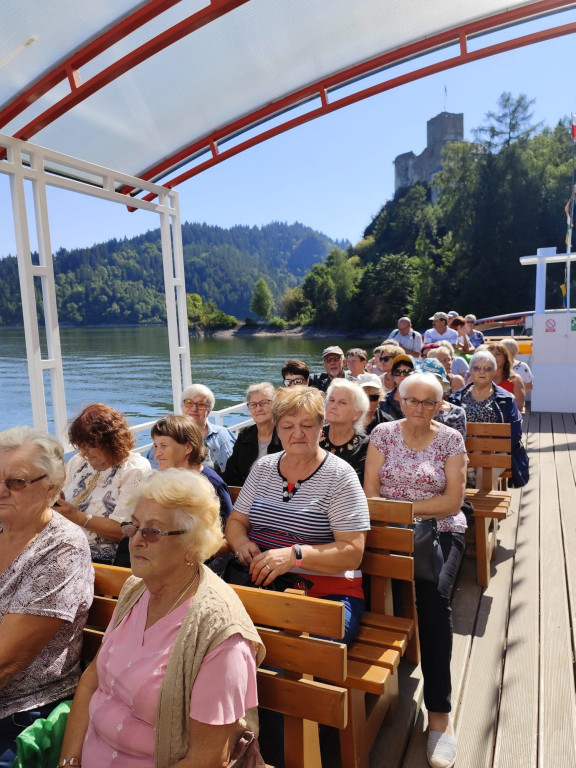 Seniorzy z Sękowej nad zalewem Czorsztyńskim
