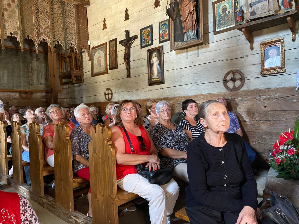 Seniorzy z Sękowej nad zalewem Czorsztyńskim