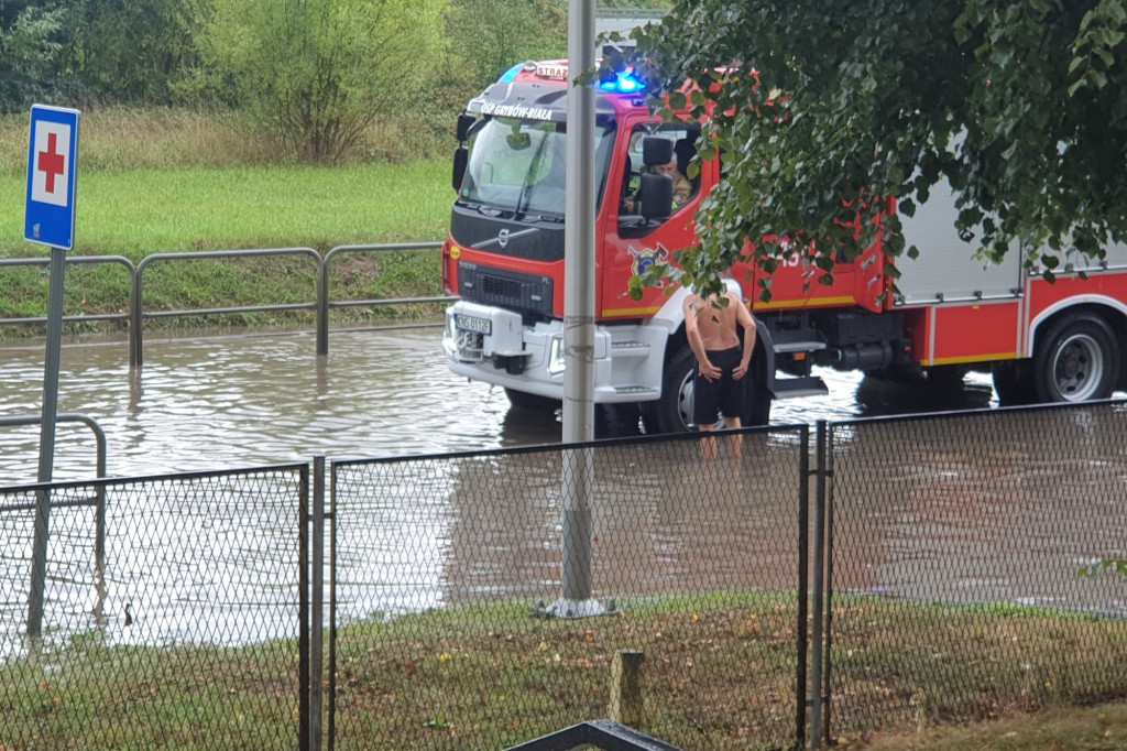 Zalana droga pod wiaduktem w Grybowie (21.08.)