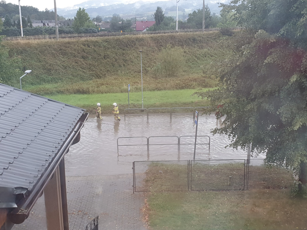 Zalana droga pod wiaduktem w Grybowie (21.08.)