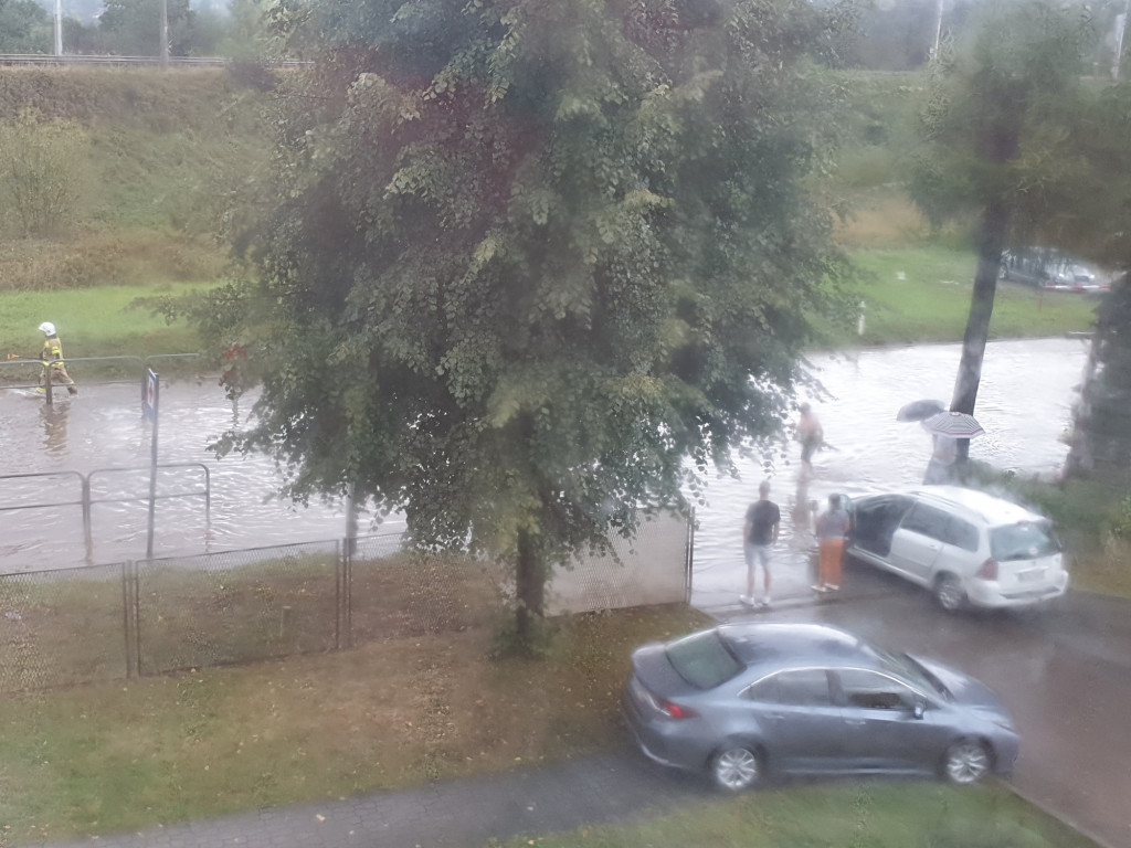 Zalana droga pod wiaduktem w Grybowie (21.08.)
