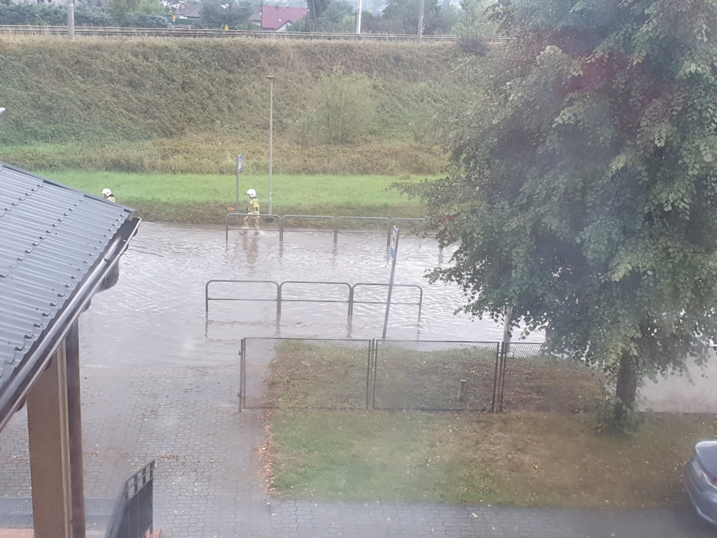 Zalana droga pod wiaduktem w Grybowie (21.08.)