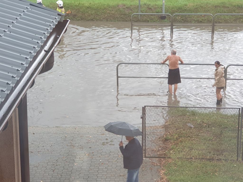 Zalana droga pod wiaduktem w Grybowie (21.08.)