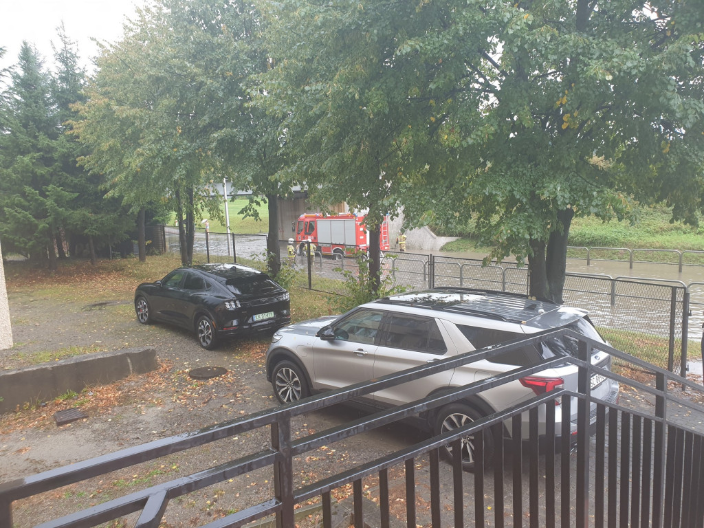 Zalana droga pod wiaduktem w Grybowie (21.08.)